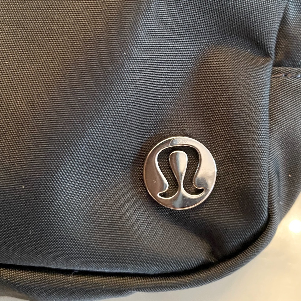 Lululemon🔥 Classic Everywhere Belt Bag Black 
Fanny Pack 🔥NWT TikTok viral ❤️ - Picture 9 of 10